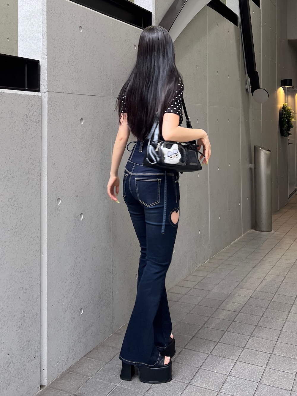 その他のTシャツ/カットソー、ブルー系のデニムパンツ、ブラック系のハンドバッグを着用したレディースの夏コーディネートの4枚目の写真