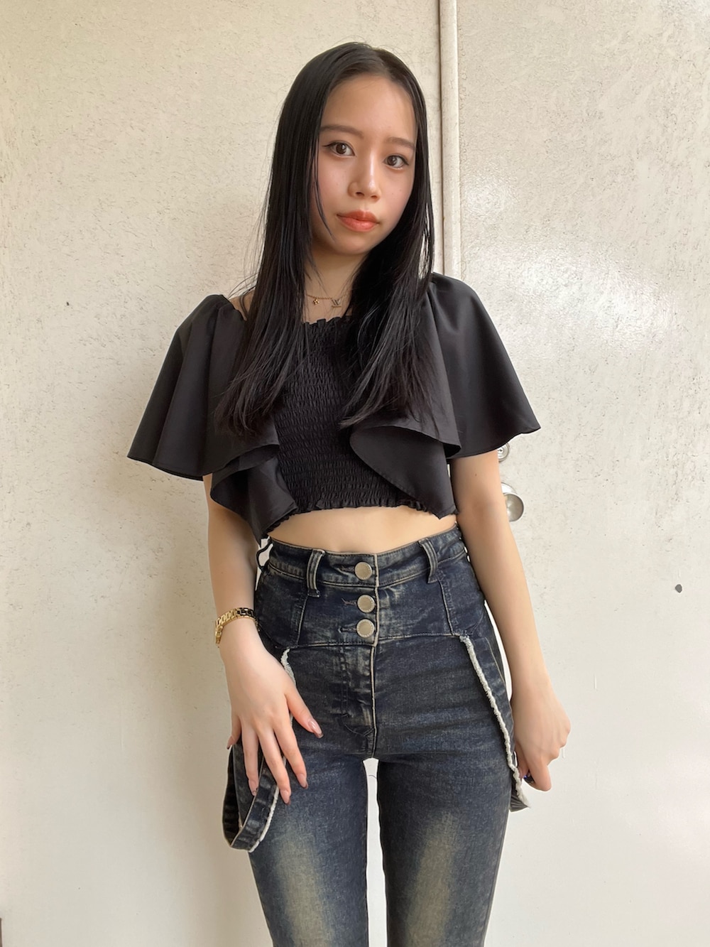 ブラック系のTシャツ/カットソー、ブルー系のデニムパンツ、ブラック系のサンダルを着用したレディースの夏コーディネートの4枚目の写真