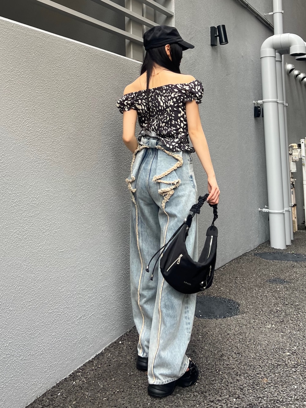 その他のシャツ/ブラウス、ブルー系のデニムパンツ、ブラック系のサンダルを着用したレディースの夏コーディネートの3枚目の写真