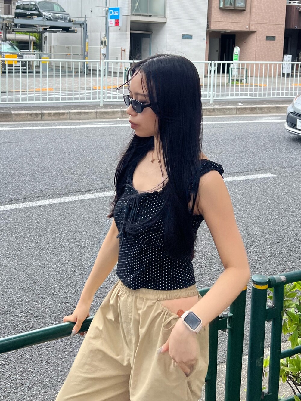 その他のタンクトップ、ベージュ系のその他パンツ、ブラック系のサンダルを着用したレディースの夏コーディネートの4枚目の写真