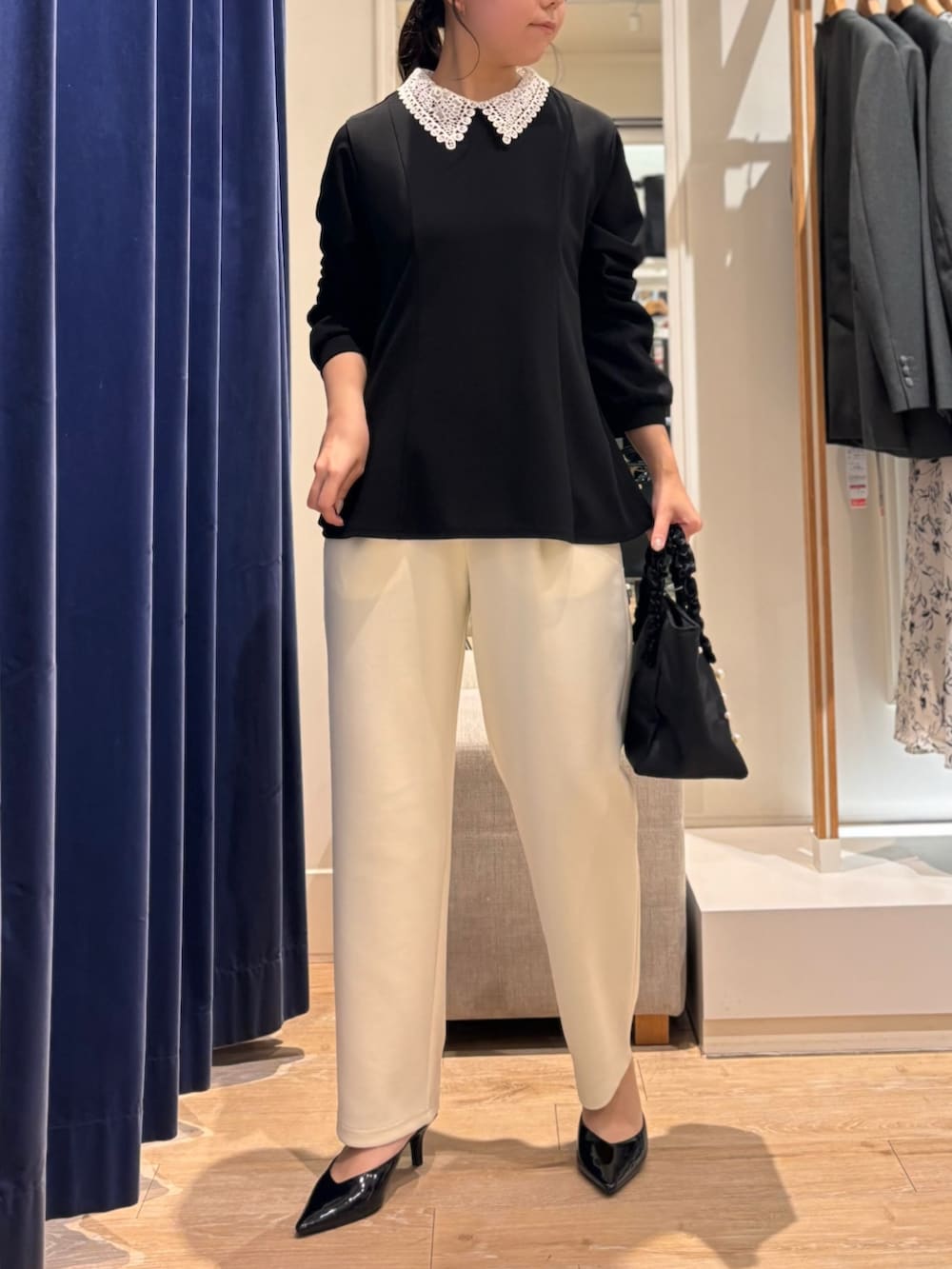 ブラック系のシャツ/ブラウス、ホワイト系のその他パンツを着用したレディースの春コーディネートの2枚目の写真