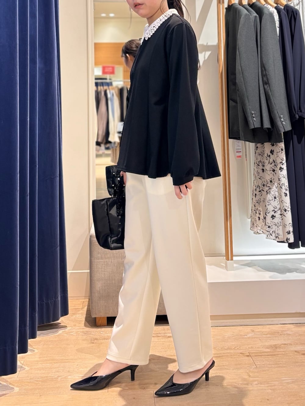 ブラック系のシャツ/ブラウス、ホワイト系のその他パンツを着用したレディースの春コーディネートの5枚目の写真