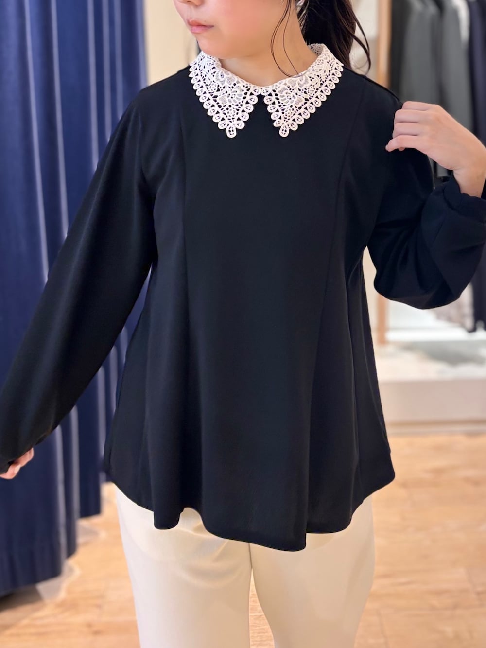 ブラック系のシャツ/ブラウス、ホワイト系のその他パンツを着用したレディースの春コーディネートの4枚目の写真