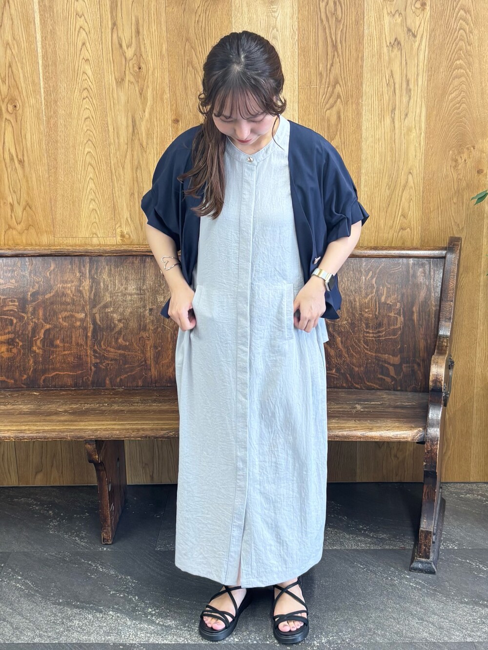 ベージュ系のワンピース、ブルー系のノーカラージャケットを着用したレディースの秋コーディネートの4枚目の写真