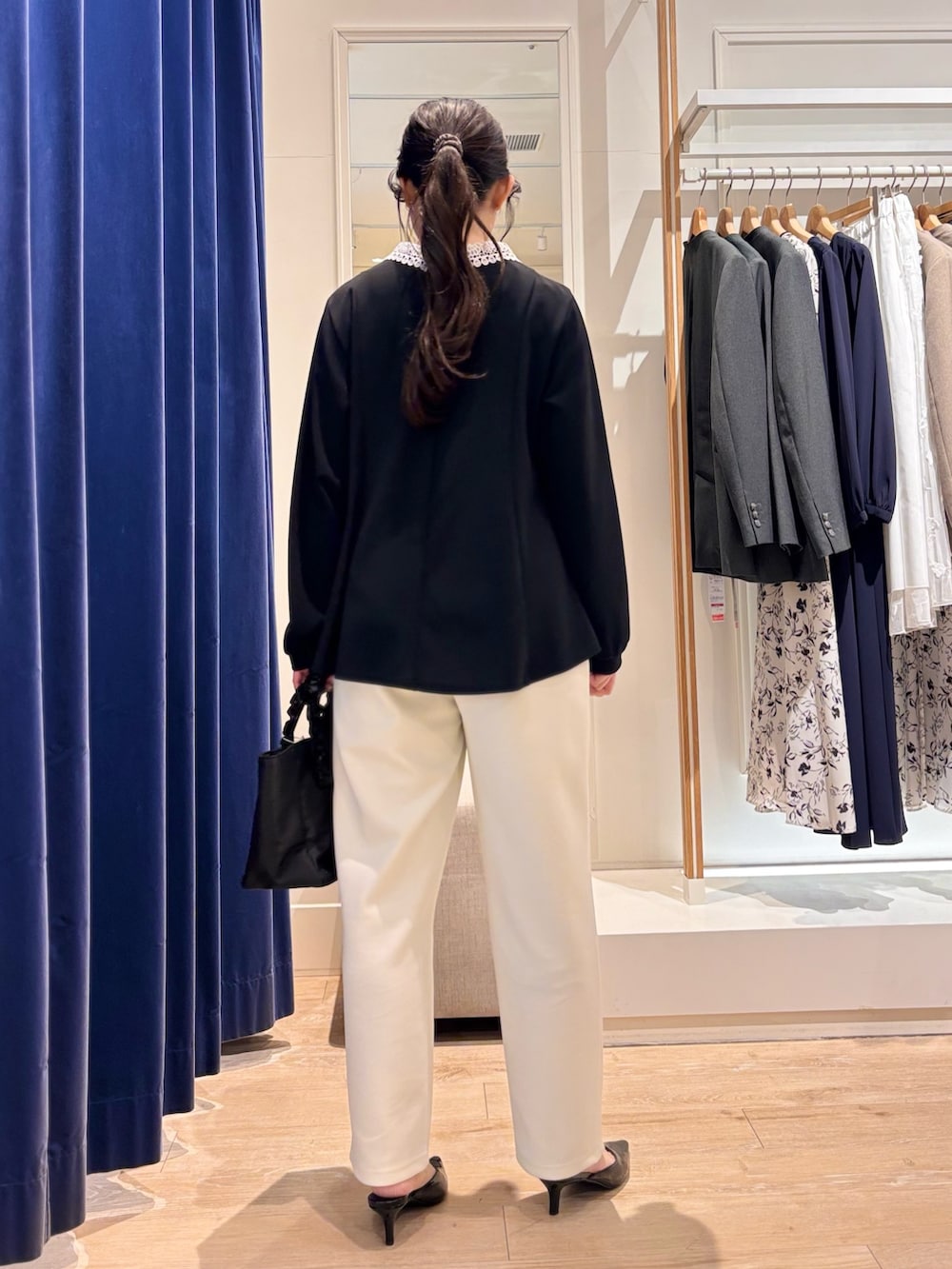 ブラック系のシャツ/ブラウス、ホワイト系のその他パンツを着用したレディースの春コーディネートの7枚目の写真