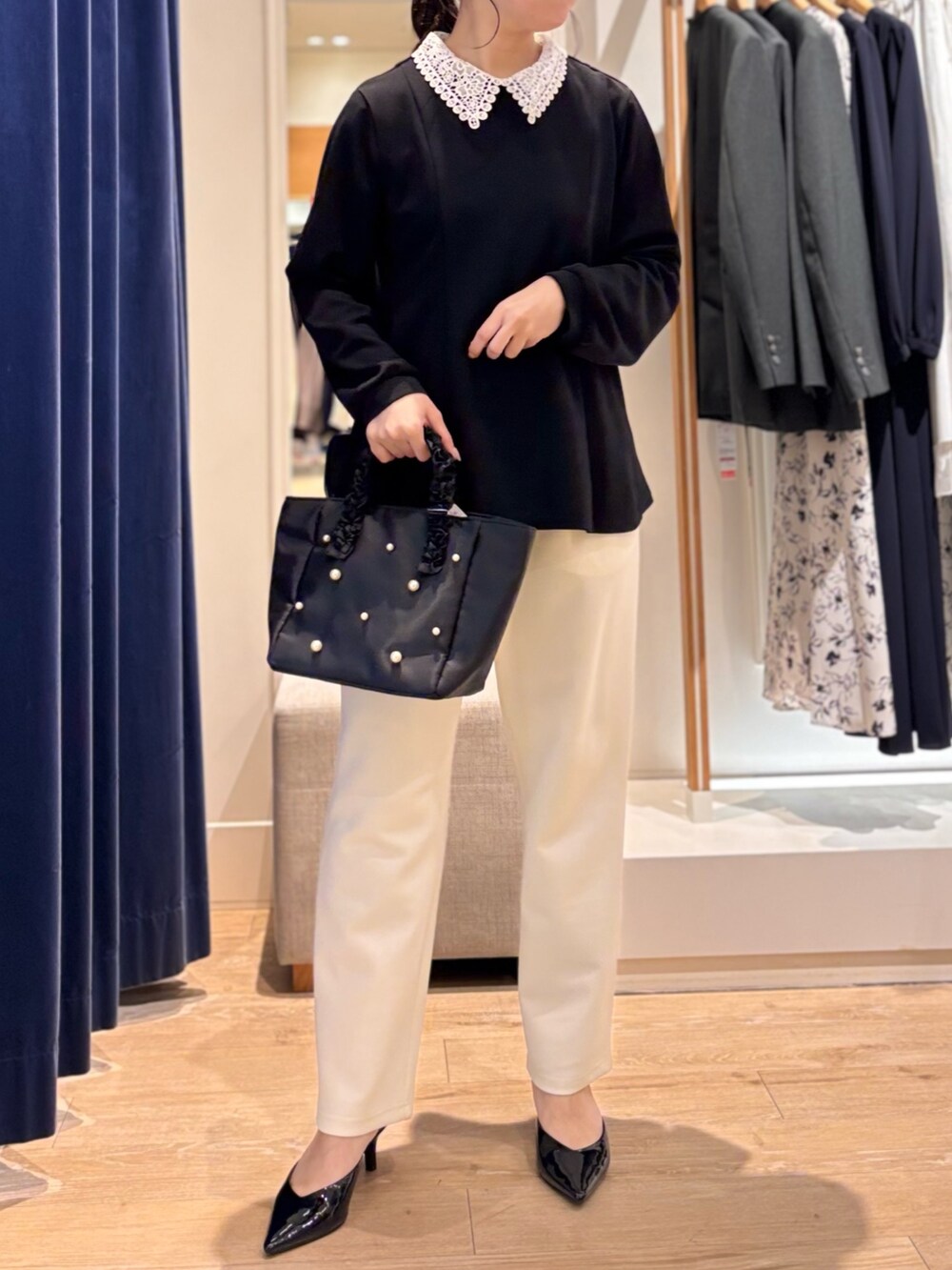 ブラック系のシャツ/ブラウス、ホワイト系のその他パンツを着用したレディースの春コーディネートの3枚目の写真