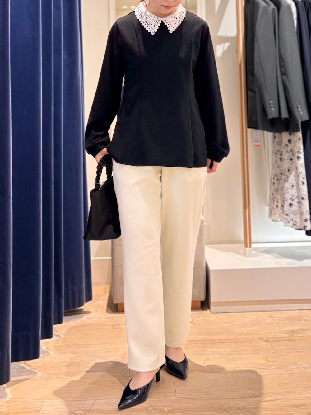 ブラック系のシャツ/ブラウス、ホワイト系のその他パンツを着用したレディースの春コーディネートの8枚目の写真