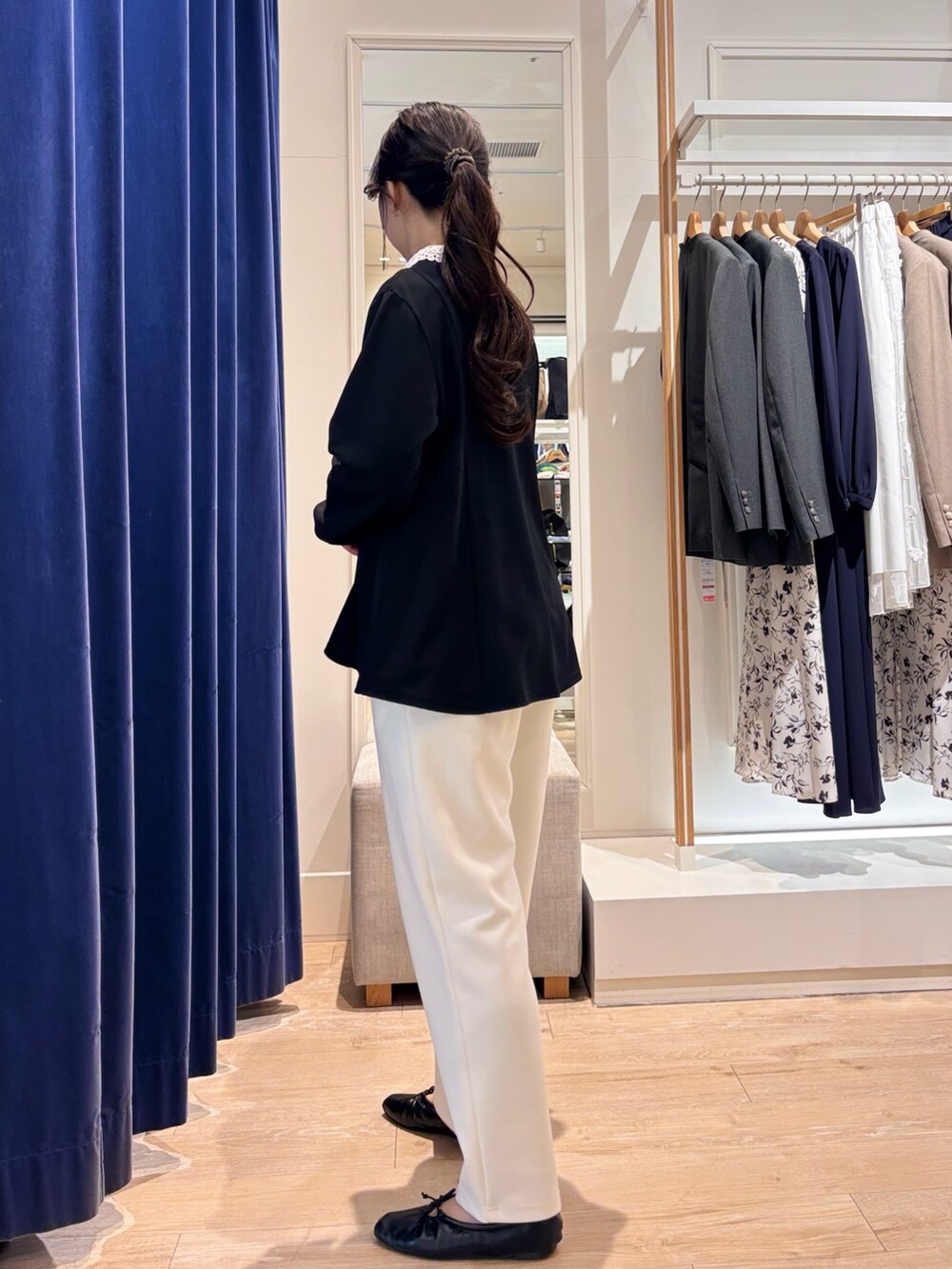 ブラック系のシャツ/ブラウス、ホワイト系のその他パンツを着用したレディースの春コーディネートの6枚目の写真