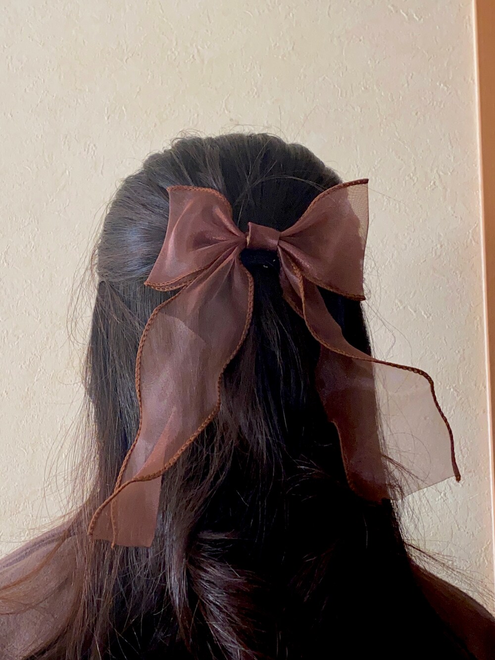 ブラウン系のトレンチコート、ベージュ系のブルゾン、ブラウン系のスカートを着用したレディースの冬コーディネートの3枚目の写真