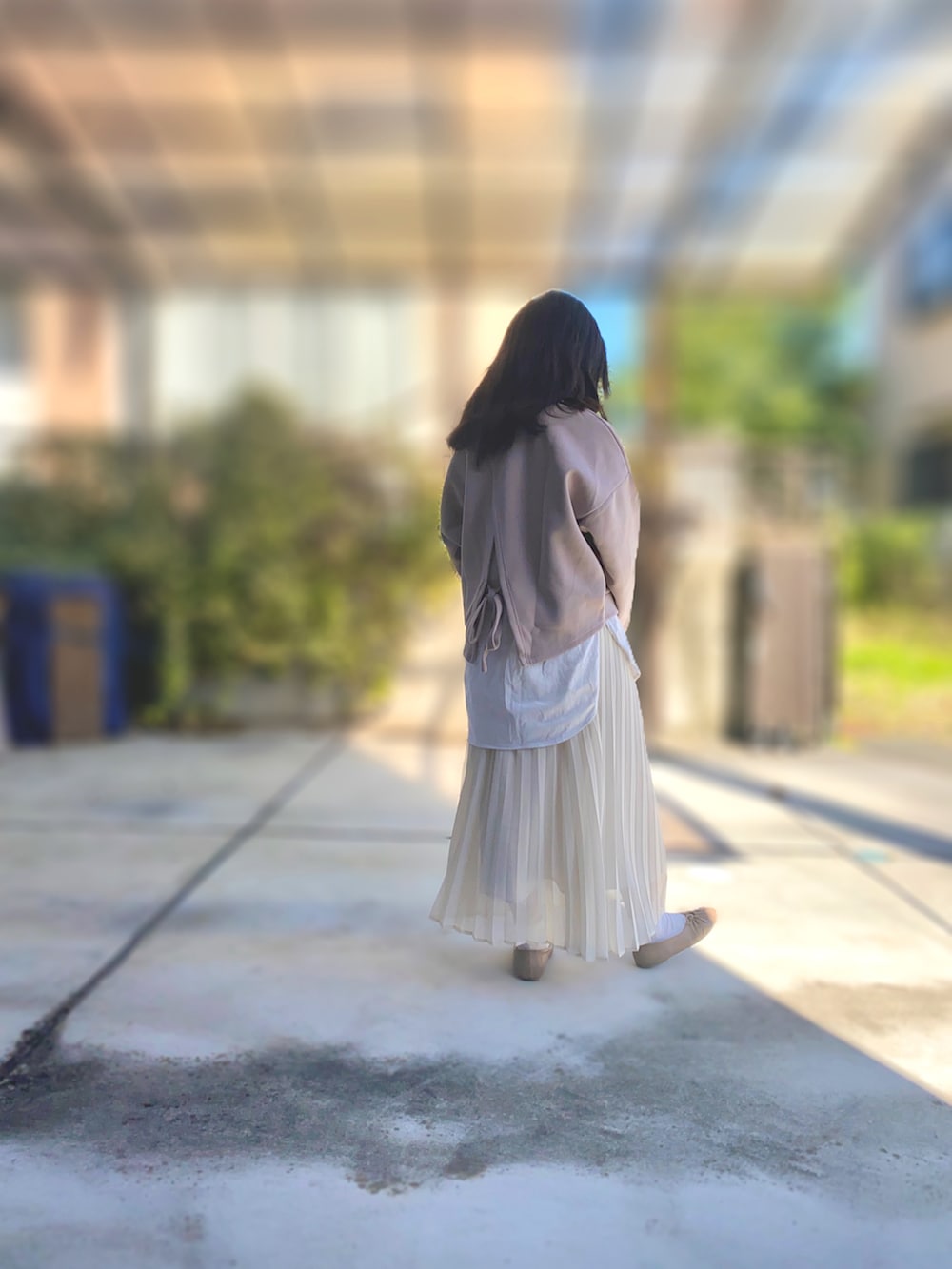 ホワイト系のスカート、ピンク系のトップス、ホワイト系のトップスを着用したレディースの秋コーディネートの2枚目の写真