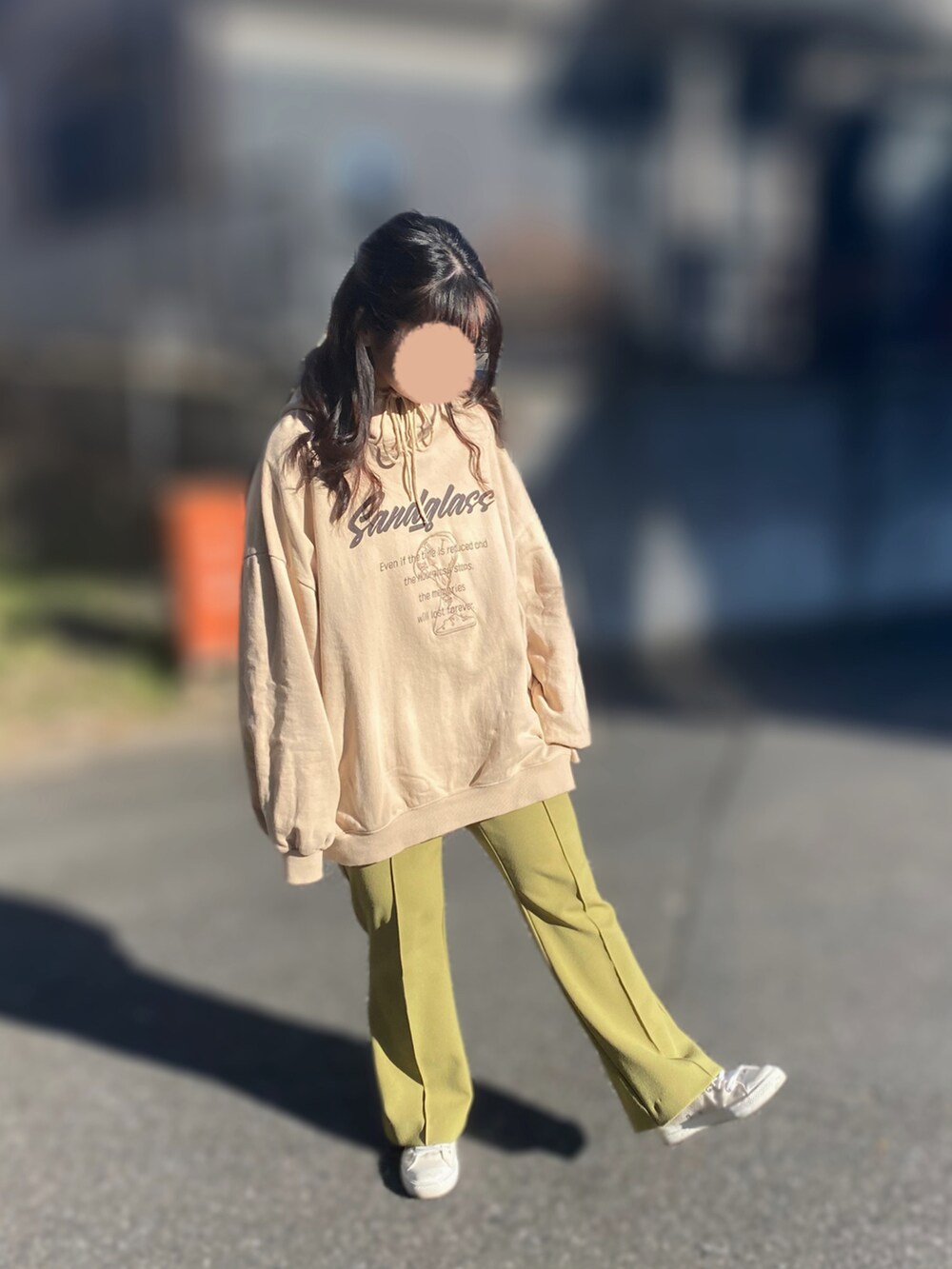 「シンプルコーデ、おしゃれさんと繋がりたい、着回しコーデ、カジュアル、プチプラ、低身長コーデ、低身長、センタープレスパンツ、ワイドパンツ、グリーン、ラフコーデ、150cm、sonyunara、earth music&ecology、冬コーデ」|「SONAのアイテム(パーカー、ベージュ系)」を使った、まゆさん(レディース・150cm)の冬コーディネートの2枚目の写真