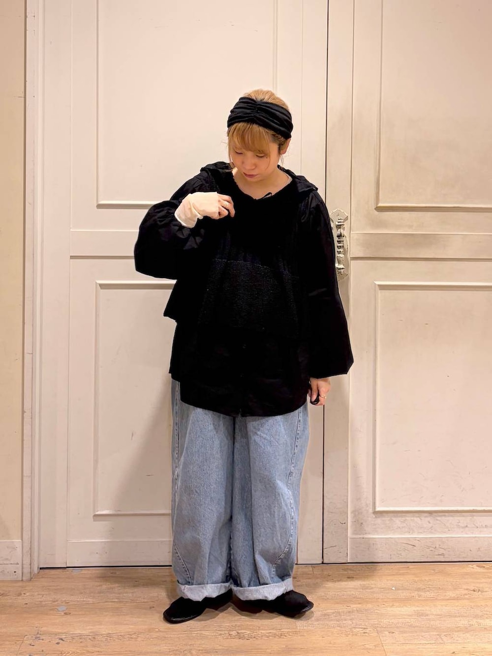 ホワイト系のTシャツ/カットソー、ブルー系のデニムパンツ、ブラック系のシャツ/ブラウスを着用したレディースの春コーディネートの3枚目の写真