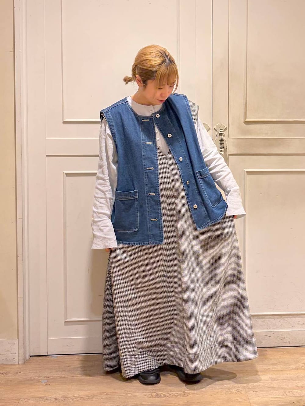 ブルー系のベスト、その他のジャンパースカート、ブルー系のシャツ/ブラウスを着用したレディースの春コーディネートの3枚目の写真