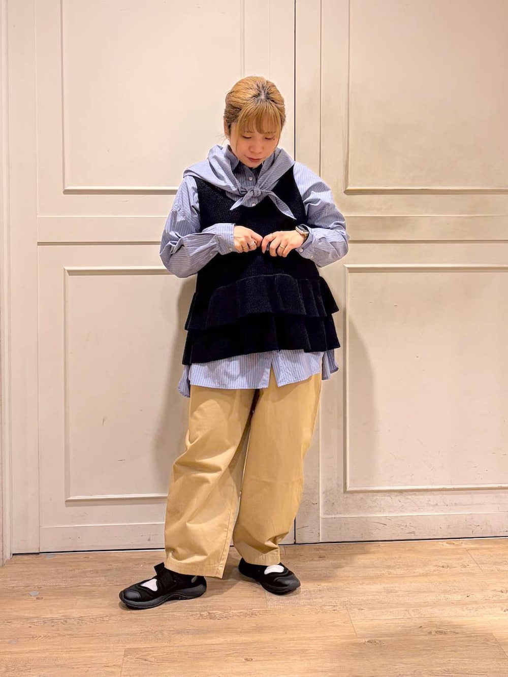 ベージュ系のその他パンツ、その他のシャツ/ブラウス、ブルー系のベストを着用したレディースの春コーディネートの3枚目の写真