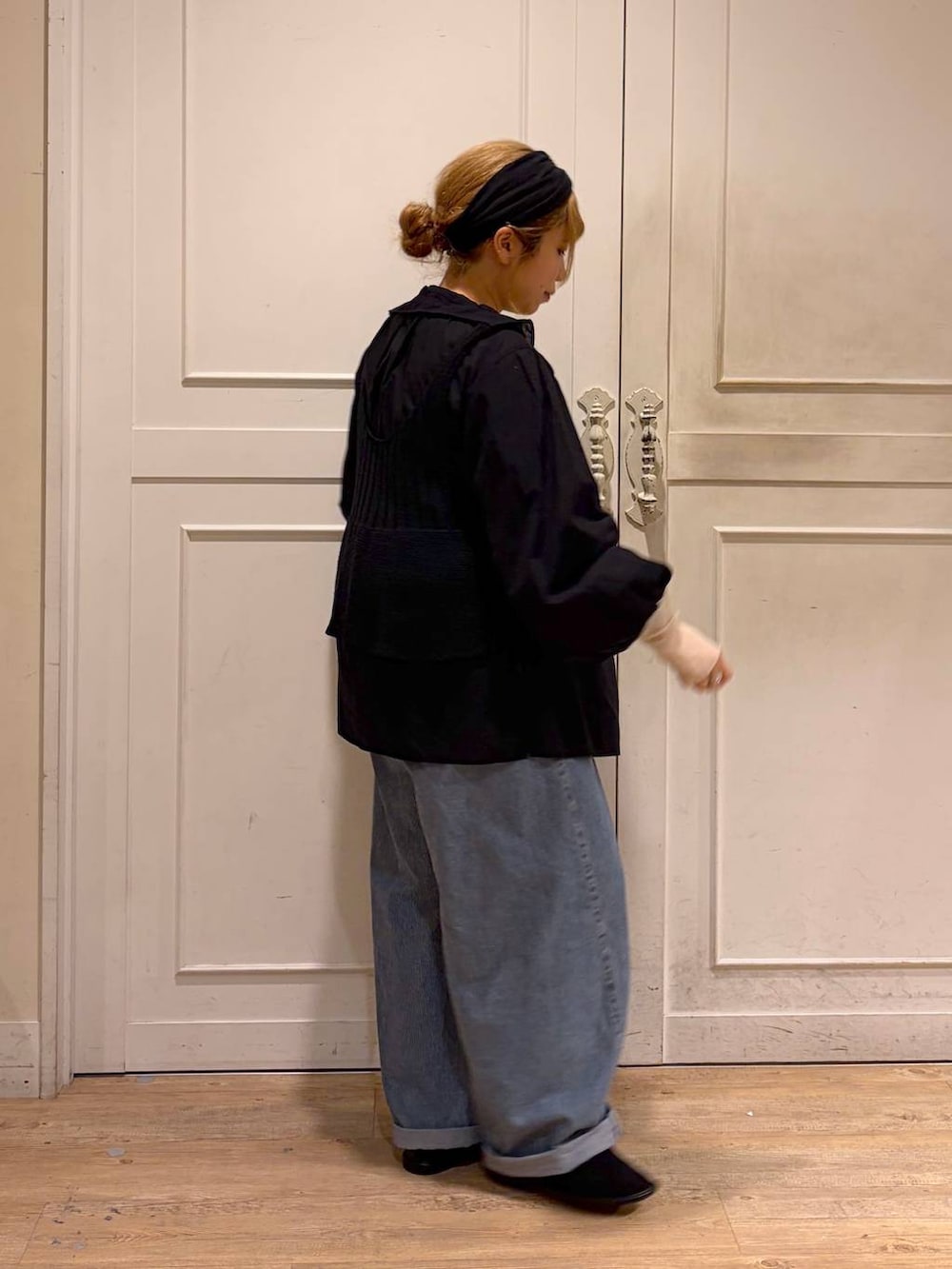 ホワイト系のTシャツ/カットソー、ブルー系のデニムパンツ、ブラック系のシャツ/ブラウスを着用したレディースの春コーディネートの5枚目の写真