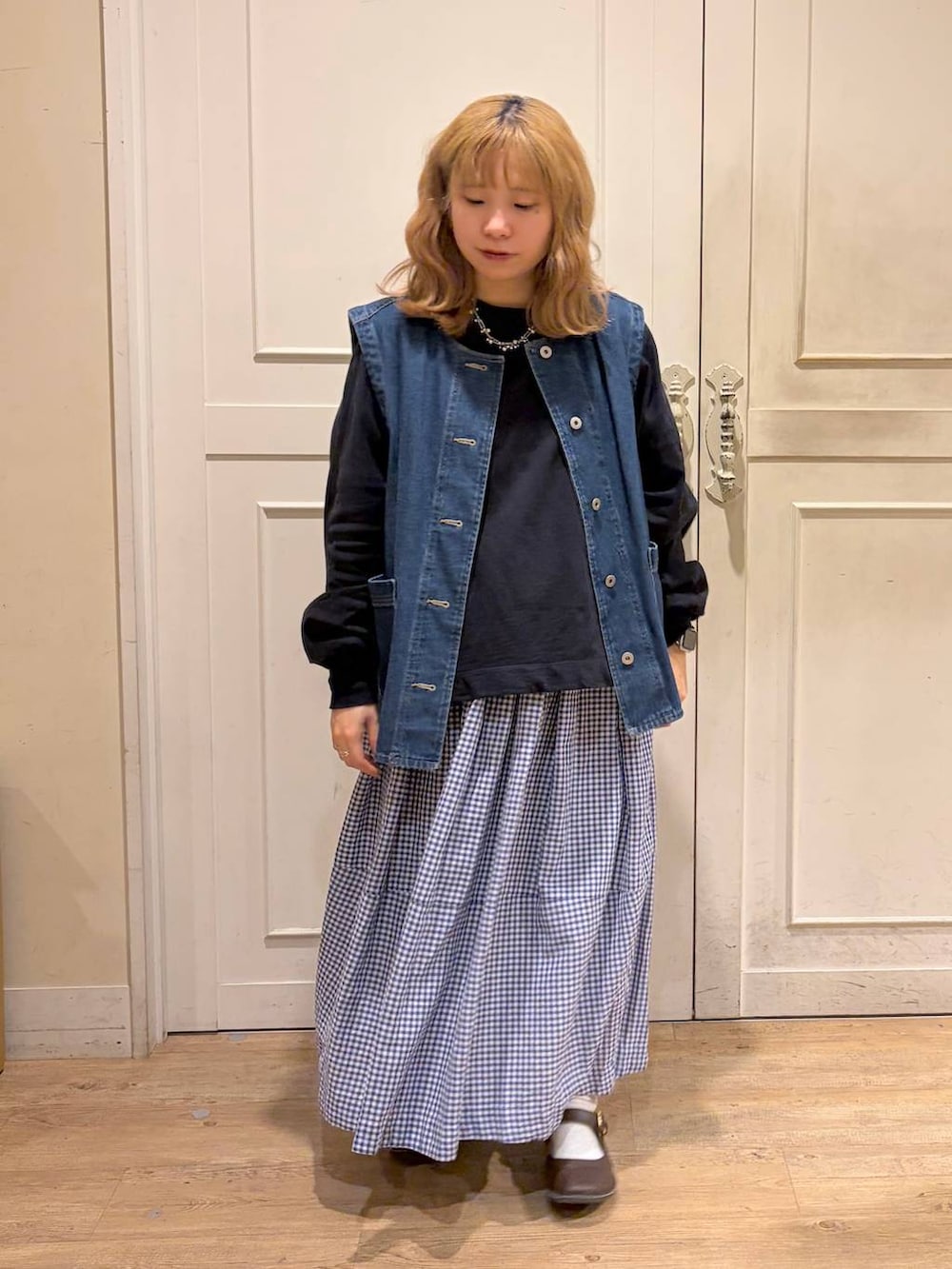 ブルー系のベスト、ブルー系のTシャツ/カットソー、ブルー系のスカートを着用したレディースの春コーディネートの2枚目の写真