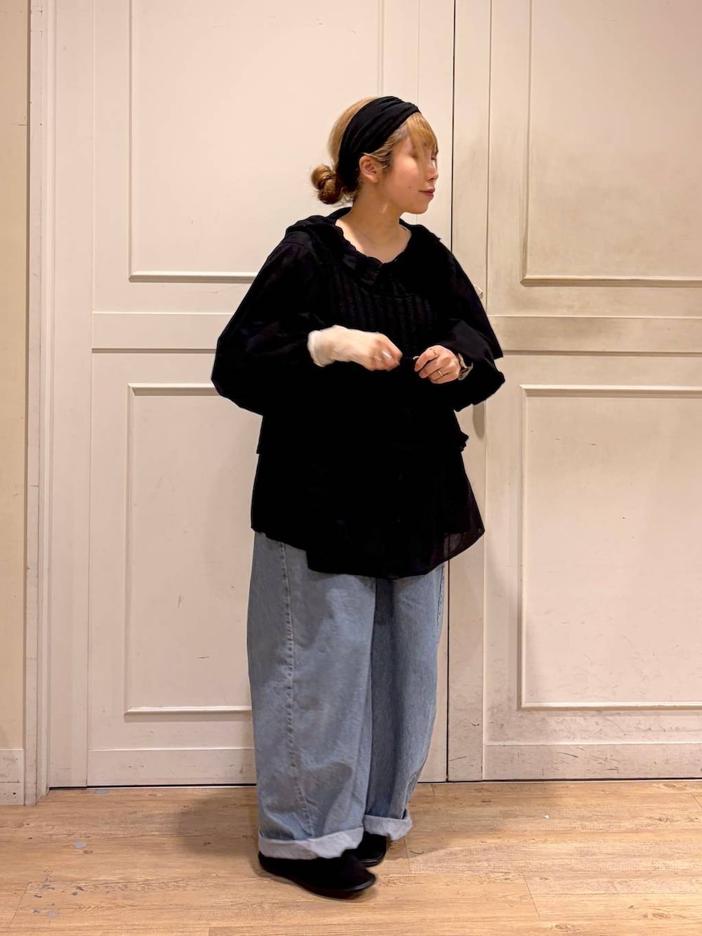 ホワイト系のTシャツ/カットソー、ブルー系のデニムパンツ、ブラック系のシャツ/ブラウスを着用したレディースの春コーディネートの2枚目の写真