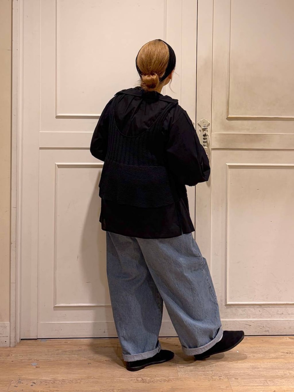 ホワイト系のTシャツ/カットソー、ブルー系のデニムパンツ、ブラック系のシャツ/ブラウスを着用したレディースの春コーディネートの6枚目の写真