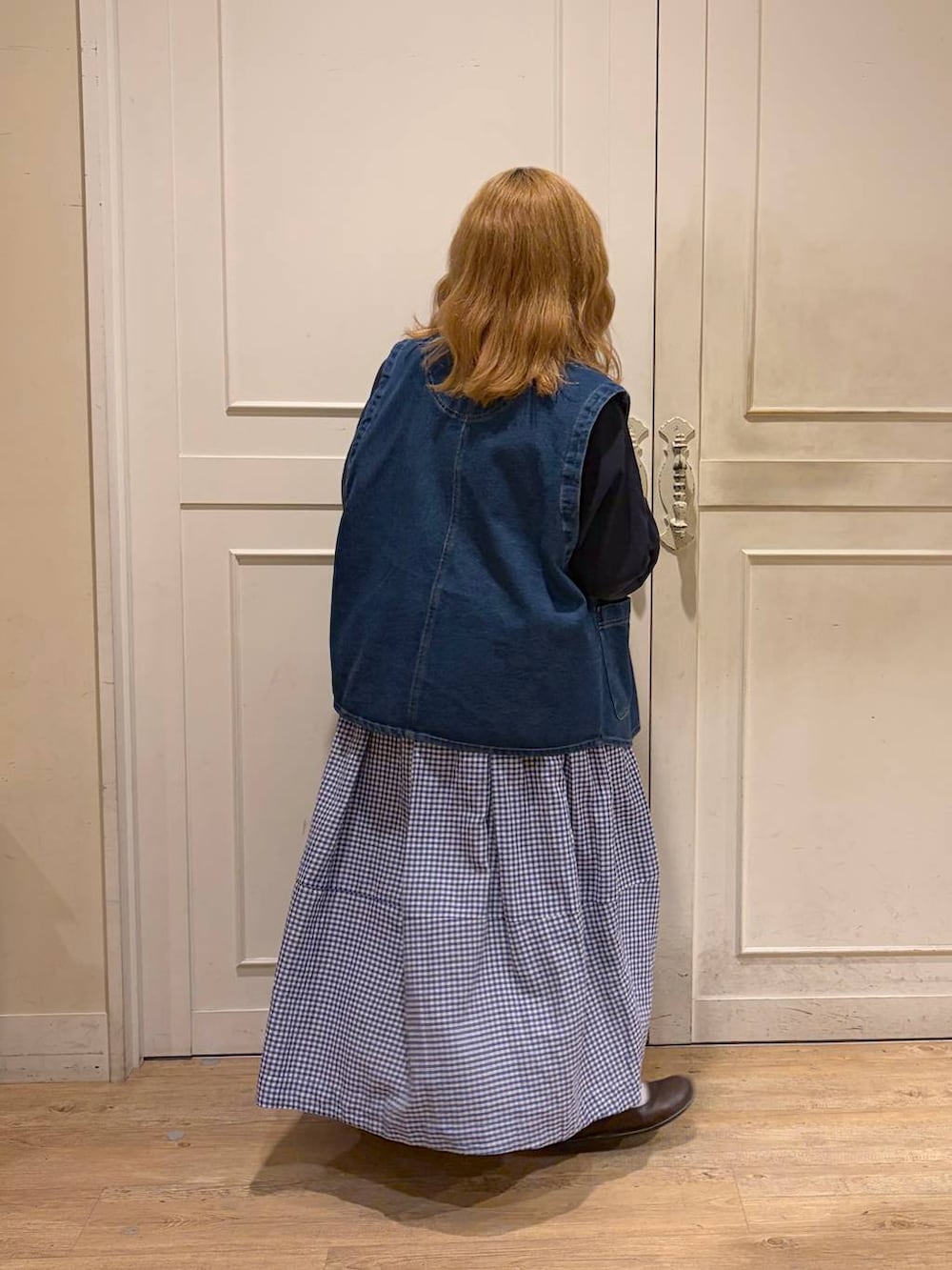 ブルー系のベスト、ブルー系のTシャツ/カットソー、ブルー系のスカートを着用したレディースの春コーディネートの3枚目の写真