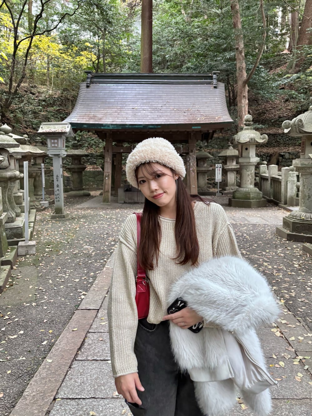 ブラウン系のブーツを着用したレディースの春コーディネートの2枚目の写真