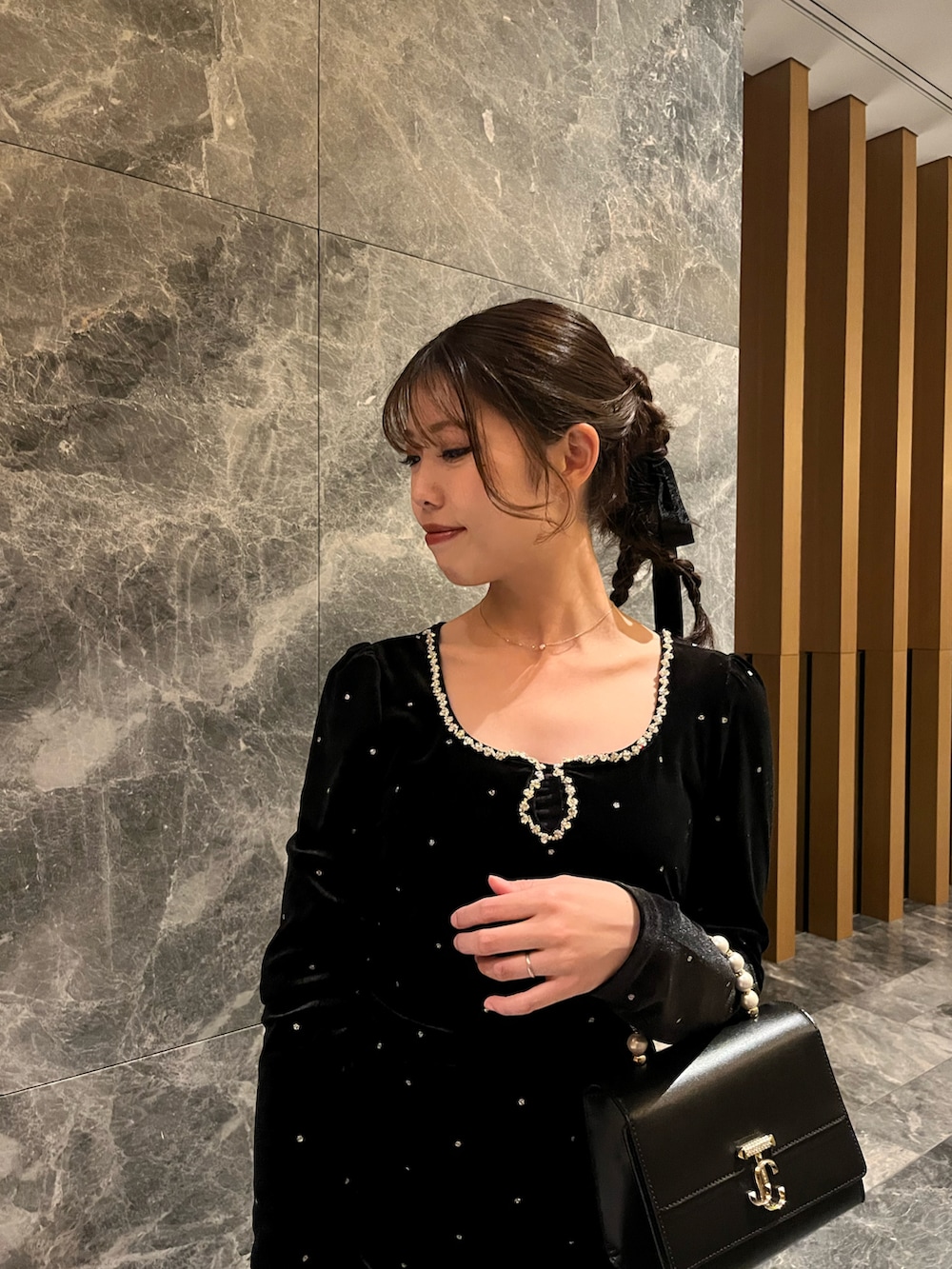 ブラック系のボディバッグ/ウエストポーチを着用したレディースの春コーディネートの2枚目の写真