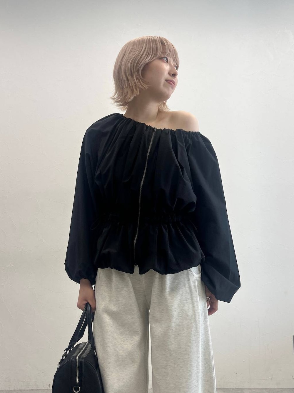 「スウェットパンツ、ブラウス、JEANASIS、カジュアル、ローファー」｜「JEANASISのキリカエボリュームローファー/573242（ローファー、ブラック系）」を使った、マリンさん（レディース・160cm）の夏コーディネートの5枚目の写真