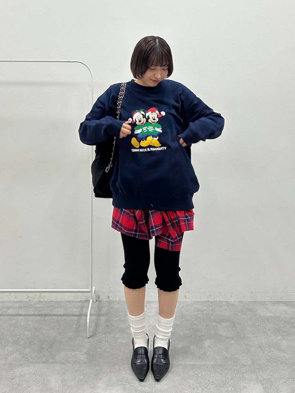 ブラック系のローファー、ブラック系のバックパック/リュック、ブルー系のスウェットを着用したレディースの秋コーディネートの4枚目の写真