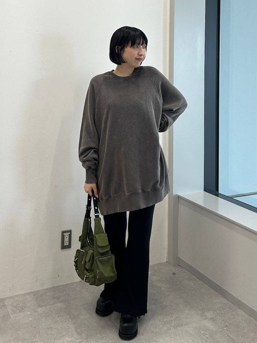 「スウェット、フレアパンツ」｜「JEANASISの【WEB限定・選べる着丈】サスティナブルヴィンテージウラケBIGプルオーバー/150264（スウェット、ブラック系）」を使った、マリンさん（レディース・160cm）の夏コーディネートの4枚目の写真