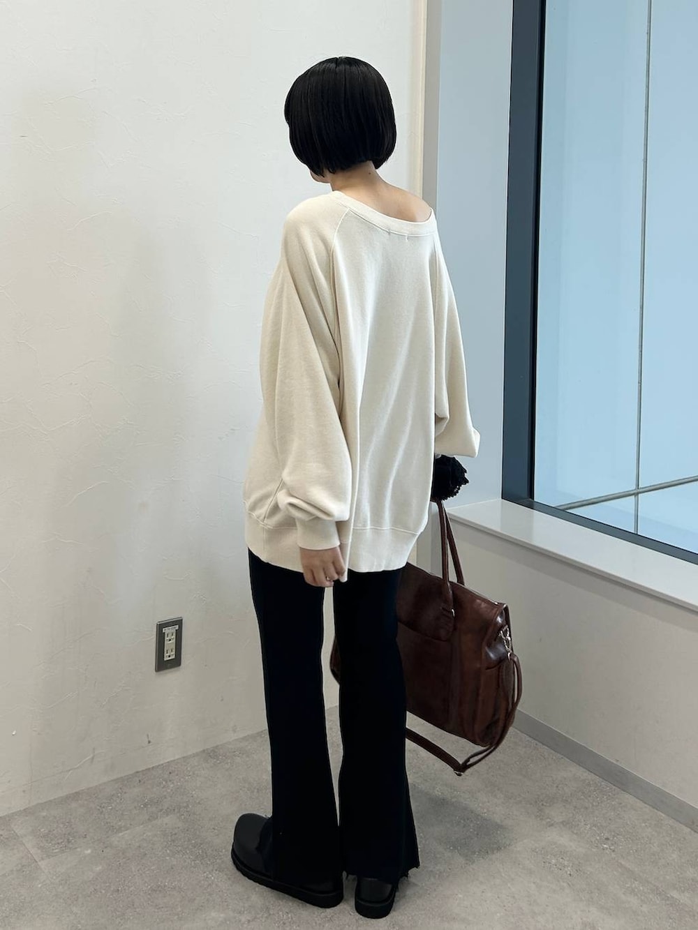 「スウェット、フレアパンツ」｜「JEANASISのアンティークスタッズトート/576824（トートバッグ、ブラウン系）」を使った、マリンさん（レディース・160cm）の夏コーディネートの3枚目の写真