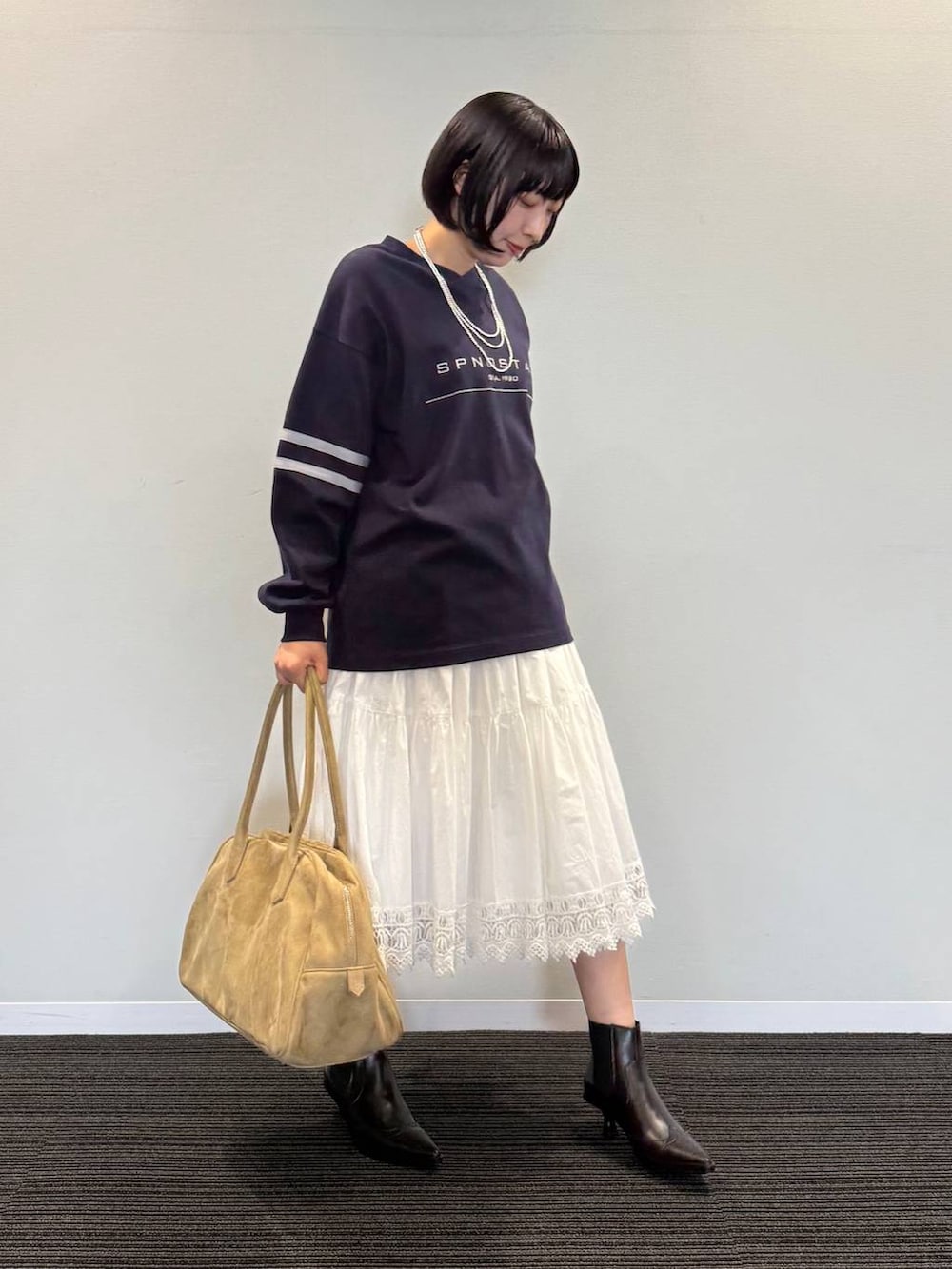 「eL」｜「eLの【eL】Large Boston Bag/288120（ショルダーバッグ、ベージュ系）」を使った、マリンさん（レディース・160cm）の夏コーディネートの2枚目の写真