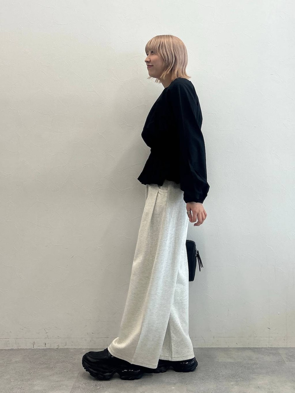 「スウェットパンツ、ブラウス、JEANASIS、カジュアル、ローファー」｜「JEANASISのキリカエボリュームローファー/573242（ローファー、ブラック系）」を使った、マリンさん（レディース・160cm）の夏コーディネートの2枚目の写真
