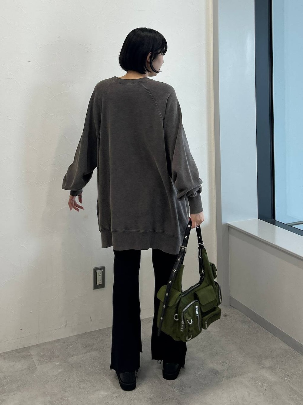 「スウェット、フレアパンツ」｜「JEANASISの【WEB限定・選べる着丈】サスティナブルヴィンテージウラケBIGプルオーバー/150264（スウェット、ブラック系）」を使った、マリンさん（レディース・160cm）の夏コーディネートの2枚目の写真