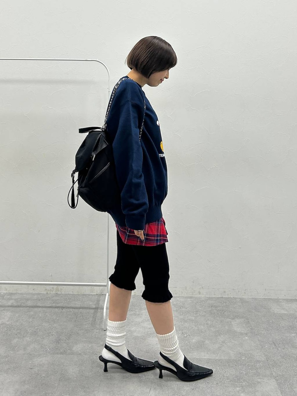 ブラック系のローファー、ブラック系のバックパック/リュック、ブルー系のスウェットを着用したレディースの秋コーディネートの2枚目の写真