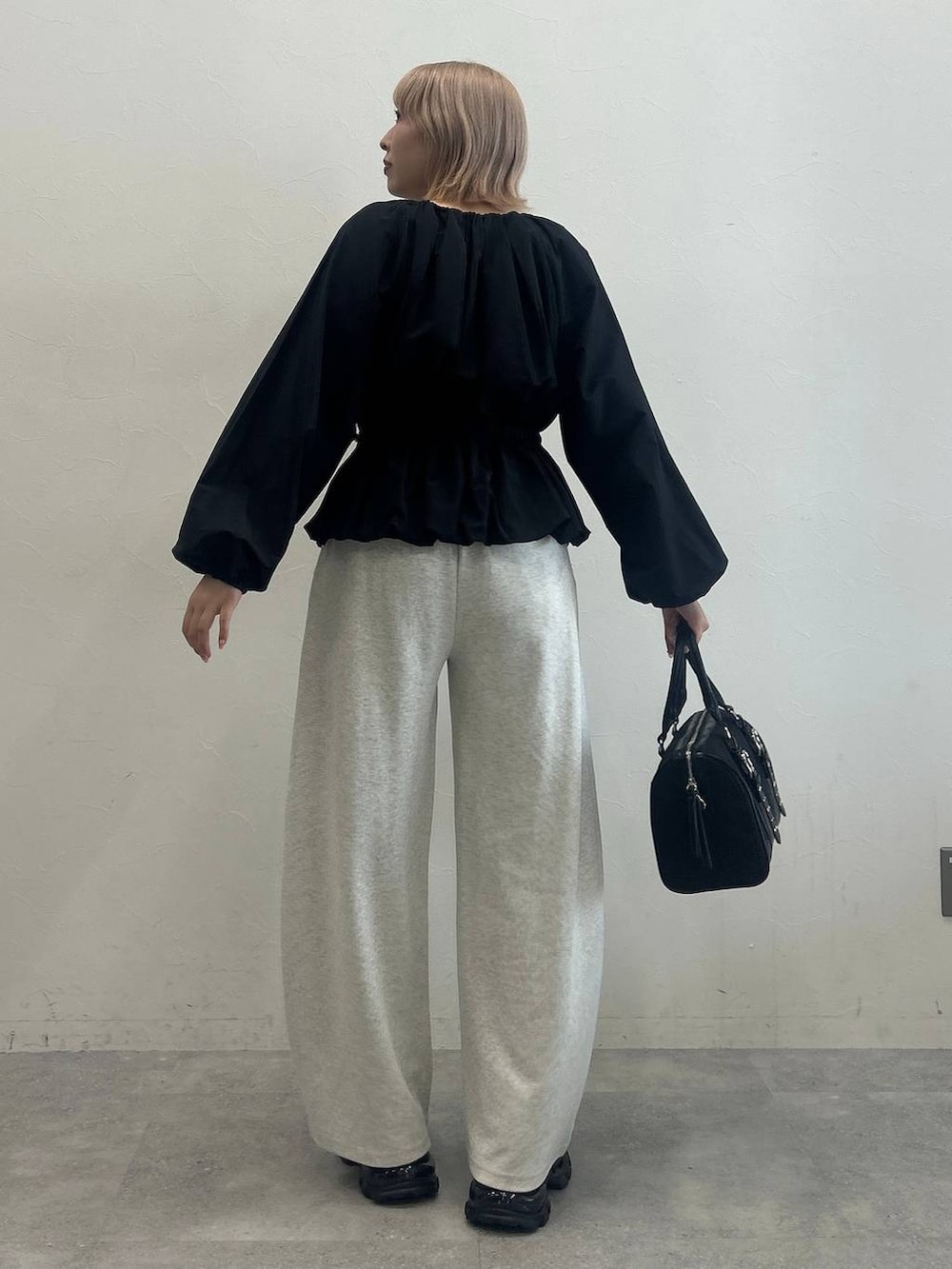 「スウェットパンツ、ブラウス、JEANASIS、カジュアル、ローファー」｜「JEANASISのキリカエボリュームローファー/573242（ローファー、ブラック系）」を使った、マリンさん（レディース・160cm）の夏コーディネートの3枚目の写真