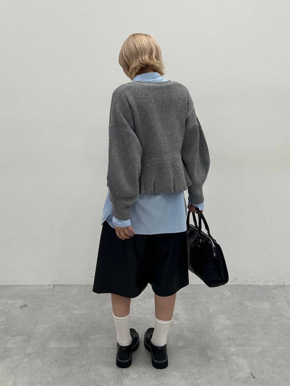 「JEANASIS、カーディガン、シャツ、ハーフパンツ、レザー」｜「JEANASISのアンティークフェイクレザーボストン/326034（ボストンバッグ、ブラック系）」を使った、マリンさん（レディース・160cm）の秋コーディネートの2枚目の写真