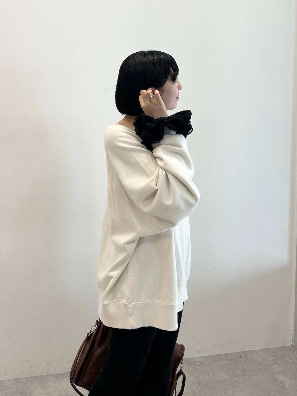 「スウェット、フレアパンツ」｜「JEANASISのアンティークスタッズトート/576824（トートバッグ、ブラウン系）」を使った、マリンさん（レディース・160cm）の夏コーディネートの5枚目の写真