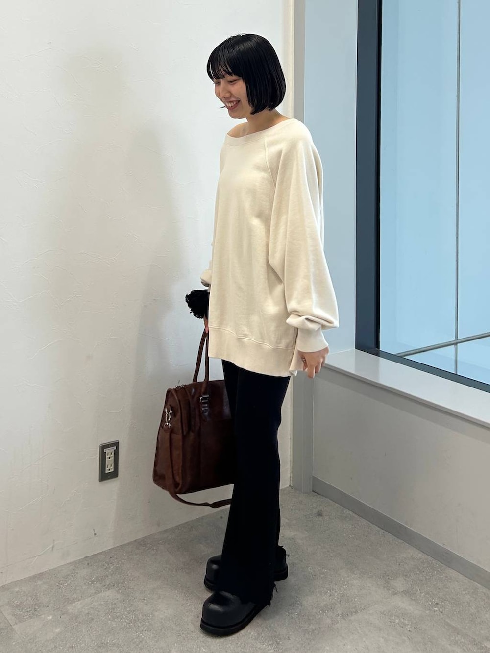 「スウェット、フレアパンツ」｜「JEANASISのアンティークスタッズトート/576824（トートバッグ、ブラウン系）」を使った、マリンさん（レディース・160cm）の夏コーディネートの2枚目の写真