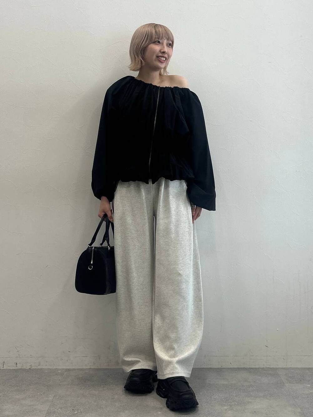 「スウェットパンツ、ブラウス、JEANASIS、カジュアル、ローファー」｜「JEANASISのキリカエボリュームローファー/573242（ローファー、ブラック系）」を使った、マリンさん（レディース・160cm）の夏コーディネートの4枚目の写真