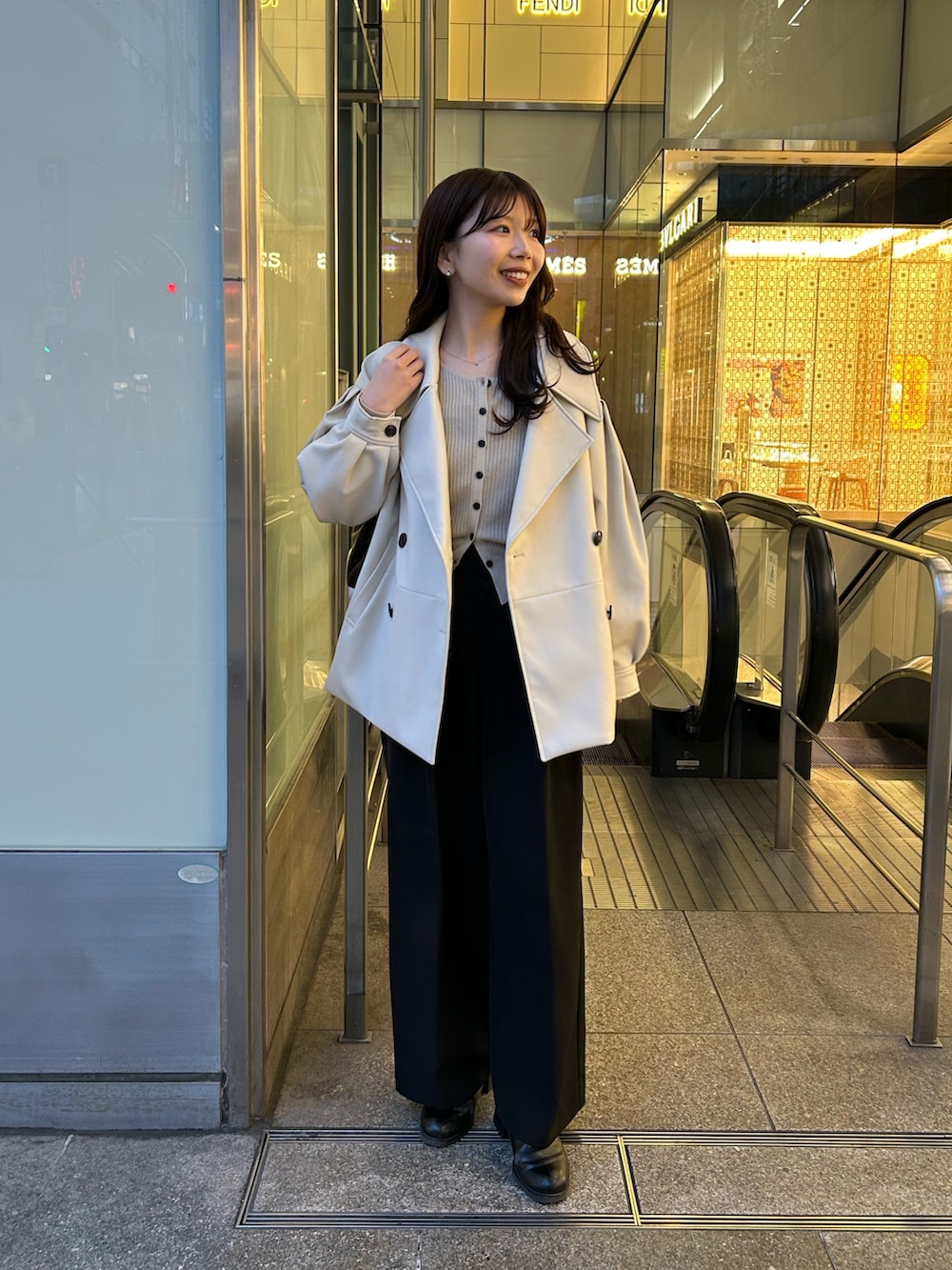 ベージュ系のカーディガン/ボレロ、ブラック系のその他パンツ、ブラック系のショルダーバッグを着用したレディースの春コーディネートの4枚目の写真