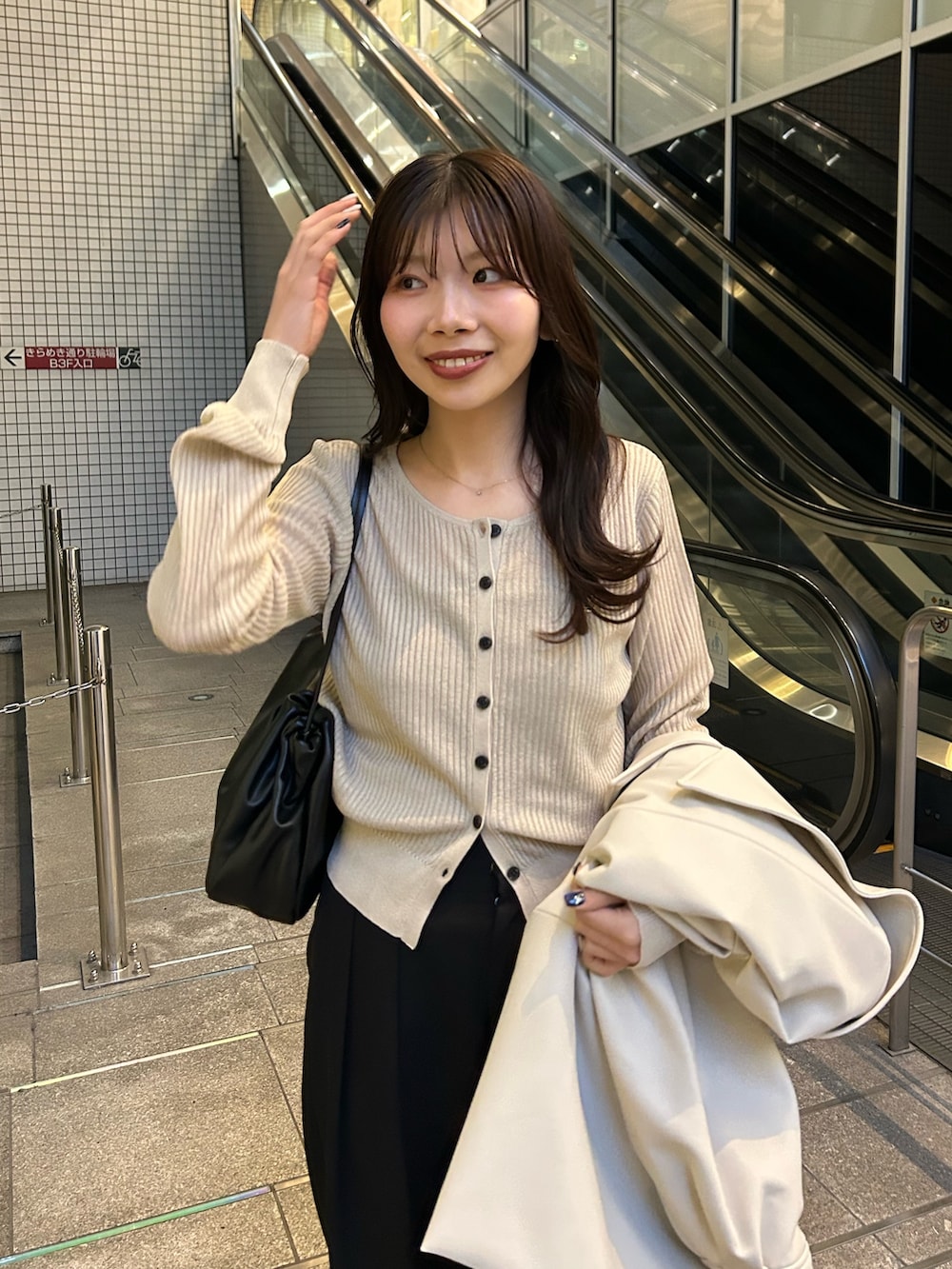 ベージュ系のカーディガン/ボレロ、ブラック系のその他パンツ、ブラック系のショルダーバッグを着用したレディースの春コーディネートの3枚目の写真