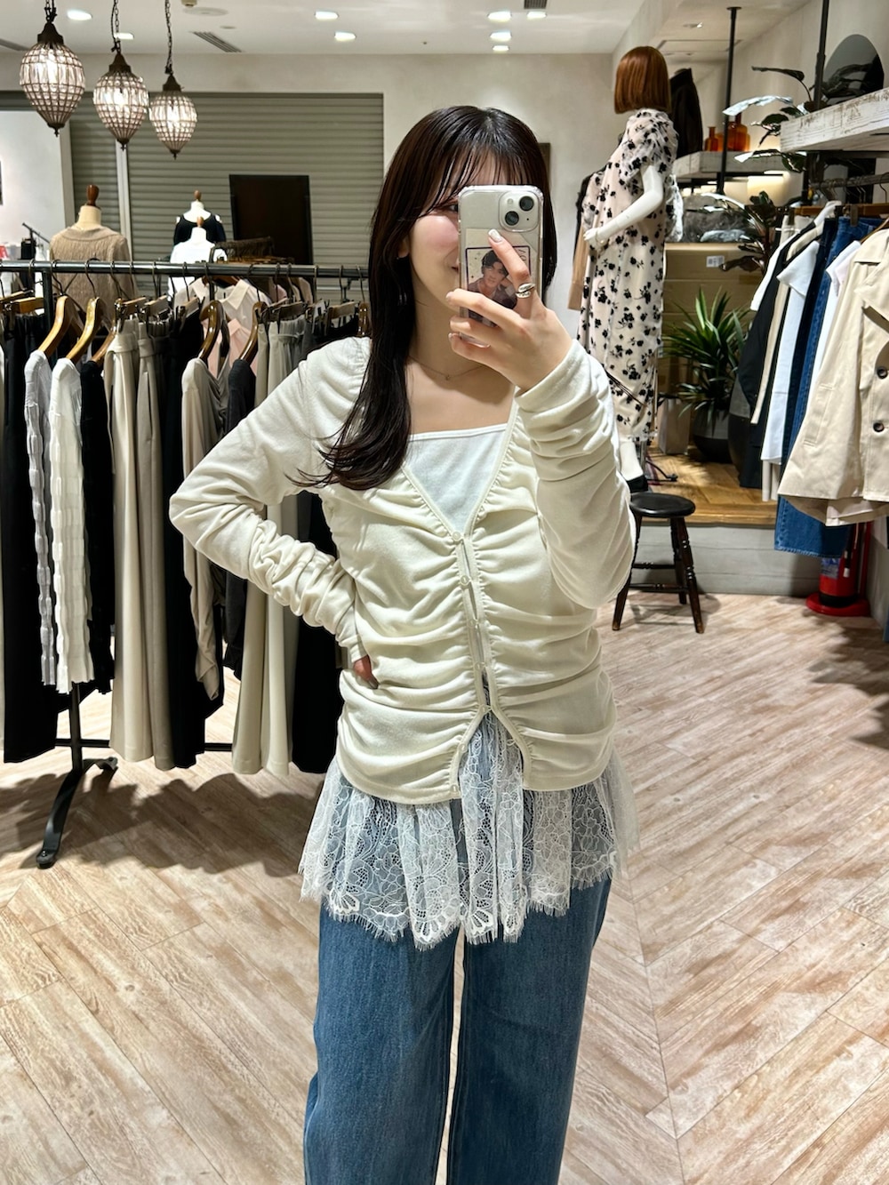 ホワイト系のTシャツ/カットソー、ブルー系のデニムパンツ、ホワイト系のキャミソールを着用したレディースの春コーディネートの2枚目の写真