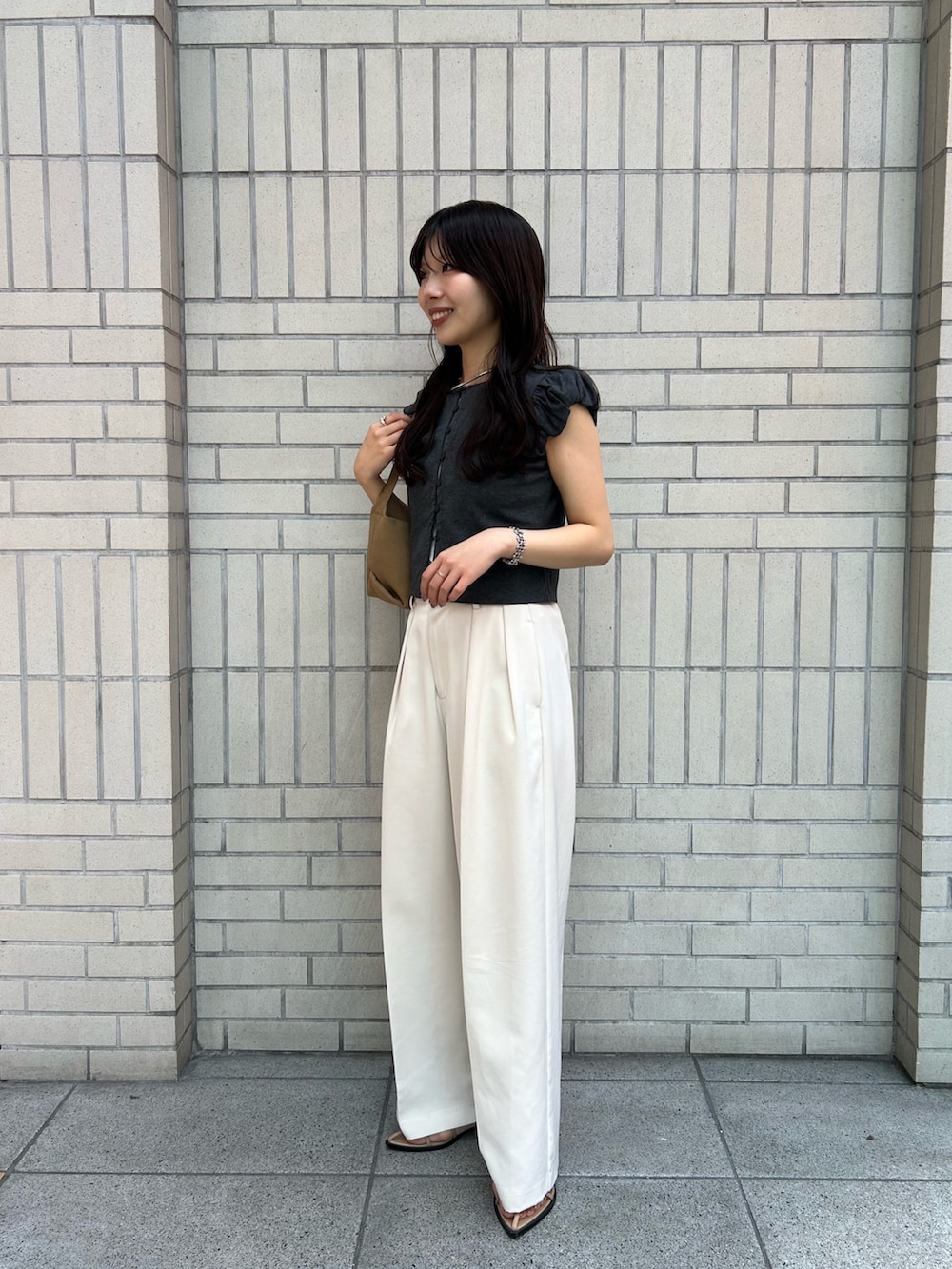 ホワイト系のその他パンツ、ベージュ系のサンダル、ベージュ系のトートバッグを着用したレディースの夏コーディネートの3枚目の写真