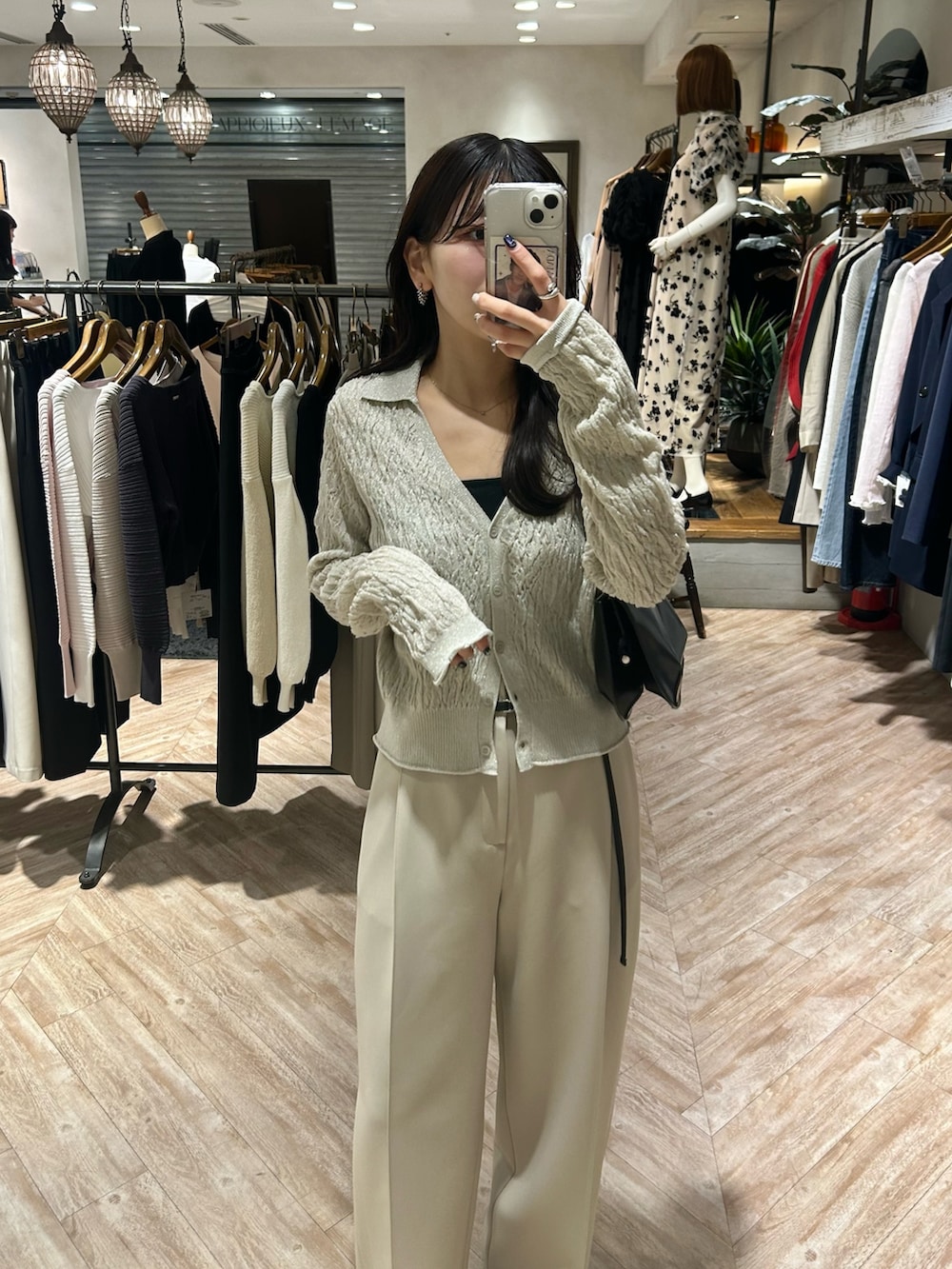 ベージュ系のその他パンツ、ブラック系のパンプス、ベージュ系のカーディガン/ボレロを着用したレディースの春コーディネートの2枚目の写真