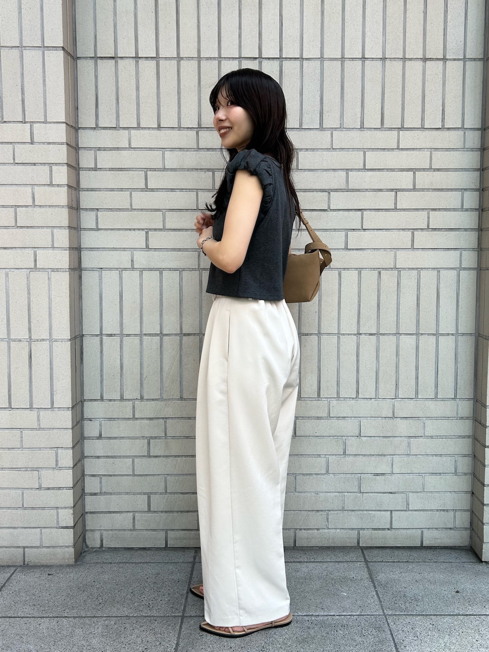 ホワイト系のその他パンツ、ベージュ系のサンダル、ベージュ系のトートバッグを着用したレディースの夏コーディネートの4枚目の写真