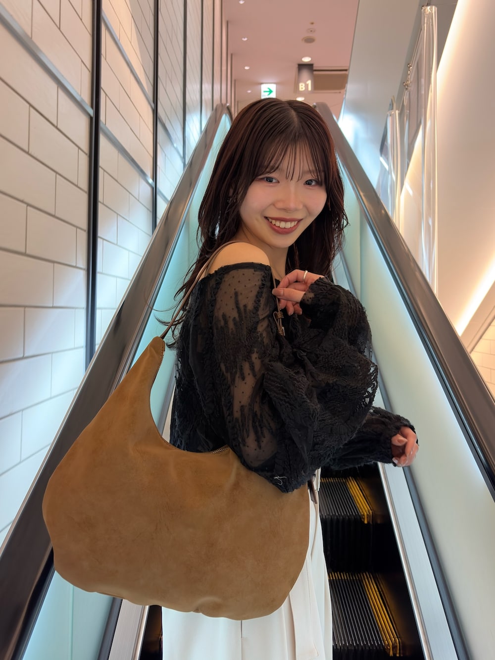 イエロー系のショルダーバッグ、ブラック系のパンプス、ブラック系のシャツ/ブラウスを着用したレディースの冬コーディネートの5枚目の写真