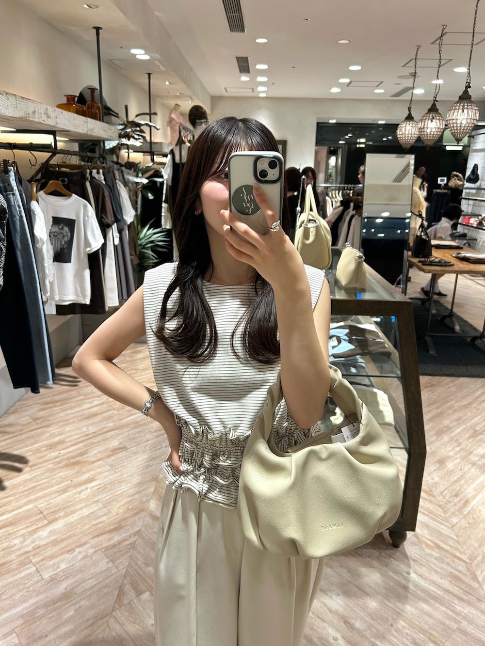 ホワイト系のTシャツ/カットソー、ホワイト系のその他パンツ、ベージュ系のショルダーバッグを着用したレディースの春コーディネートの3枚目の写真