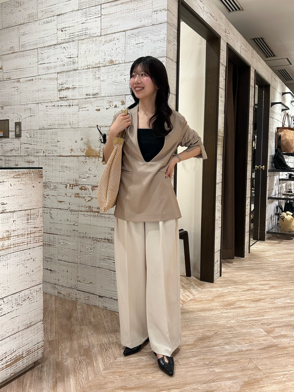 ベージュ系のその他アウター、ホワイト系のその他パンツ、ブラック系のパンプスを着用したレディースの春コーディネートの3枚目の写真