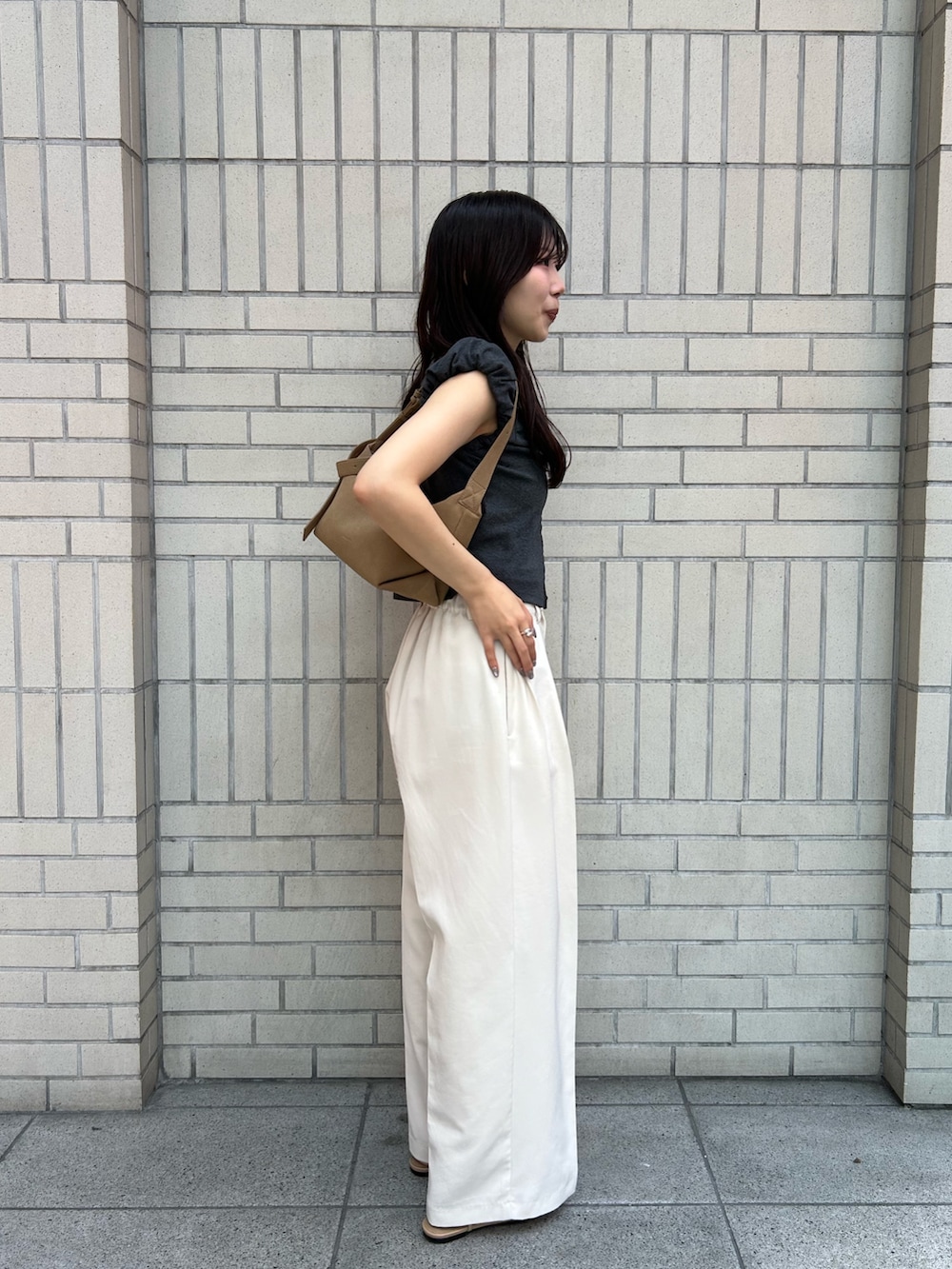 ホワイト系のその他パンツ、ベージュ系のサンダル、ベージュ系のトートバッグを着用したレディースの夏コーディネートの2枚目の写真