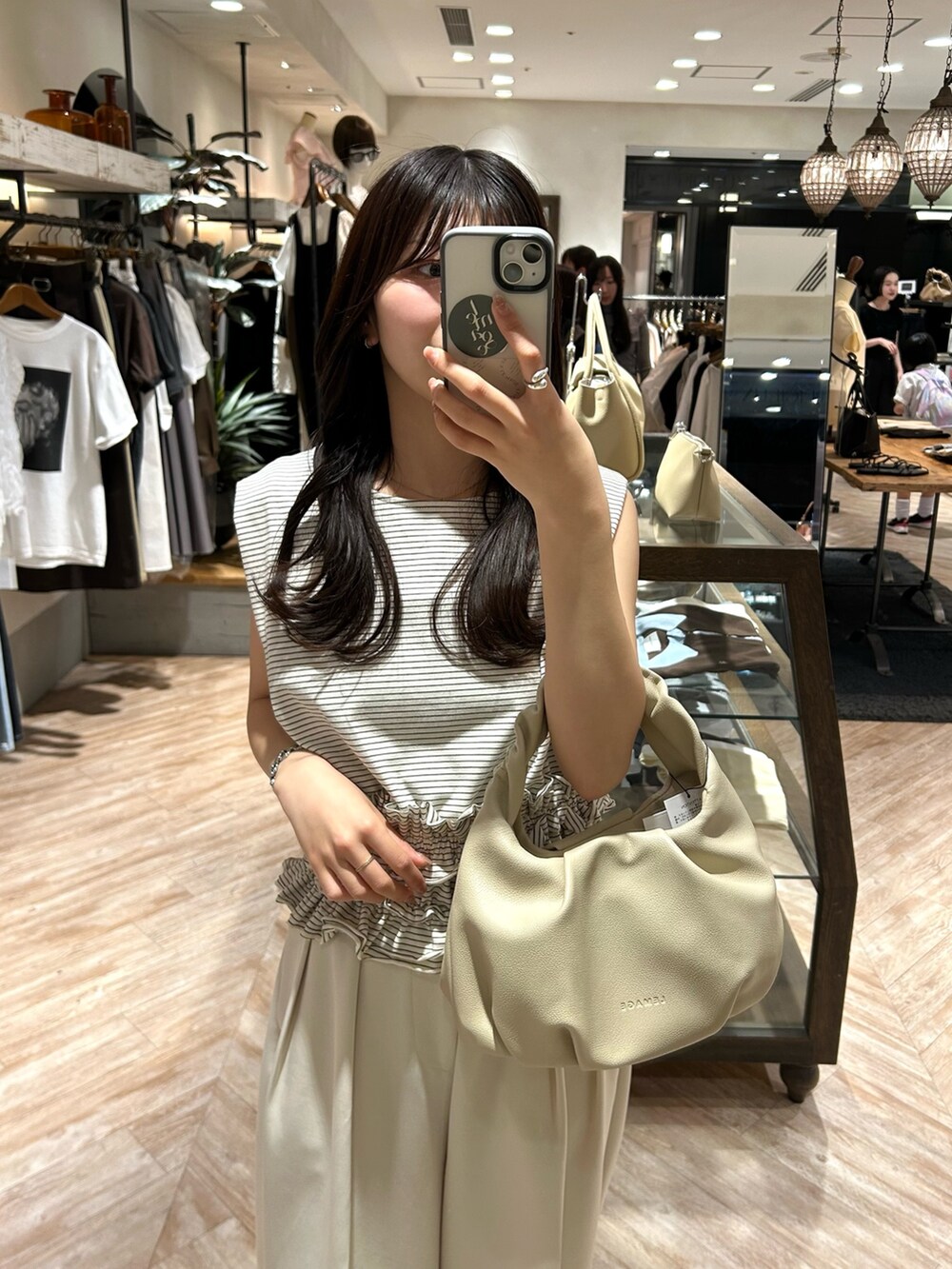 ホワイト系のTシャツ/カットソー、ホワイト系のその他パンツ、ベージュ系のショルダーバッグを着用したレディースの春コーディネートの4枚目の写真