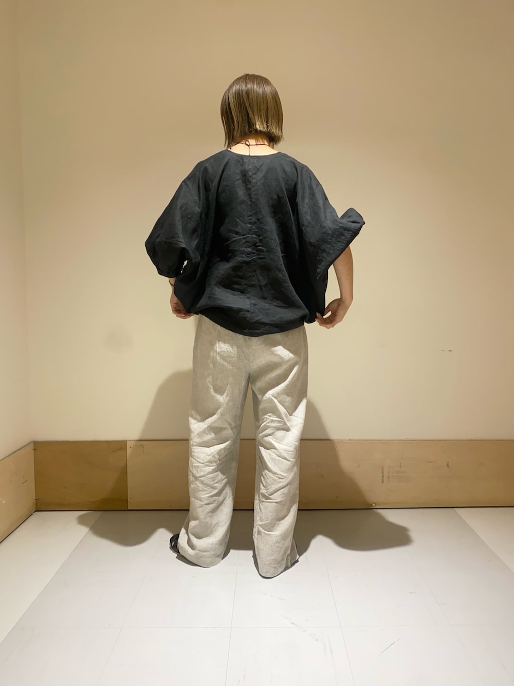 ブラック系のシャツ/ブラウス、ベージュ系のその他パンツ、ブラック系のサンダルを着用したレディースの春コーディネートの2枚目の写真